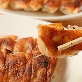 [Enjoy 2 types of gyoza and dimsum] Course with all-you-can-drink (from 3 people)★4000 yen!!