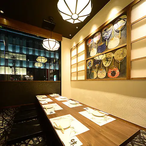 宴会に最適のくつろぎ空間の宴会個室。当店は数あるパターンのお席を全席掘りごたつ席でご用意しております。宴会に最適のくつろぎ空間の宴会個室や少人数のプライベート空間もございます。雰囲気を楽しみながら各種取り揃えた酒と本格料理をお愉しみください。※画像は系列店です。#居酒屋 #京都 #京都駅 #海鮮 #焼き鳥 