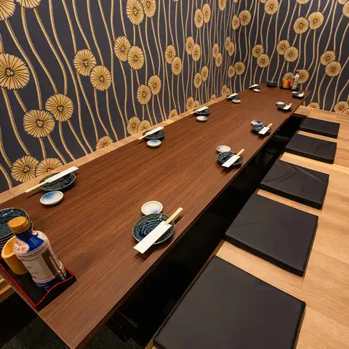 <p>宴会に最適のくつろぎ空間の宴会個室。当店は数あるパターンのお席を全席掘りごたつ席でご用意しております。宴会に最適のくつろぎ空間の宴会個室や少人数のプライベート空間もございます。雰囲気を楽しみながら各種取り揃えた酒と本格料理をお愉しみください。#居酒屋 #京都 #京都駅 #海鮮 #焼き鳥 </p>