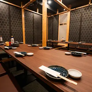 8~16명용 개인실 "전석 파고고타츠석 발밑 편안하고 넓은 공간.교토 역에 있기 때문에 연회와 모임에 많은 고객에게 이용하실 수 있습니다.여자회나 콤파에 접대에 사용할 수 있는 개인실의 방도 준비하고 있습니다.각종 연회에도 추천입니다.인원수의 상담 등 받습니다.부담없이 문의해 주세요 ※화상은 계열점입니다.