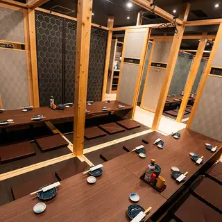 13~20명 완전 개인실.수많은 유명점을 다루어 온 공간 디자이너가 프로듀스하고 있어 점내는 차분한 어른의 분위기로, 느긋하게 편히 쉬실 수 있습니다.회사 연회 등에도 이용하십시오.※화상은 계열점입니다.