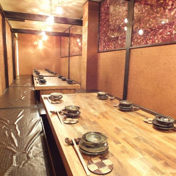 [2F: Private room with sunken kotatsu] The private room with sunken kotatsu can accommodate parties of up to 28 people.It is also recommended for company banquets, farewell parties and welcome parties.It is a calm Japanese space, so please relax.