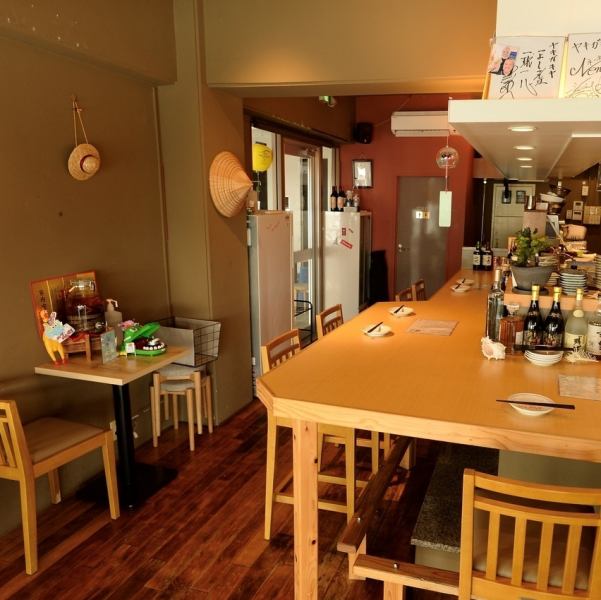 開放的なガラス張りの隠れ家空間には、カウンター席とテーブル席をご用意。朝まで営業していますので、深夜のご利用も歓迎です◎仕事帰りの一杯から観光のお食事までお気軽にどうぞ！