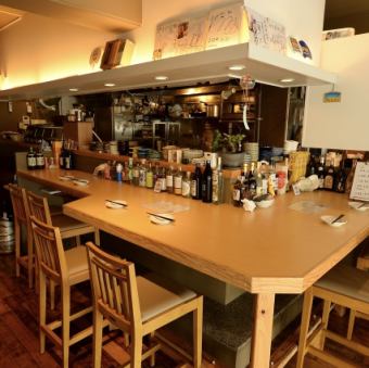 開放的なガラス張りの隠れ家空間には、カウンター席とテーブル席をご用意。