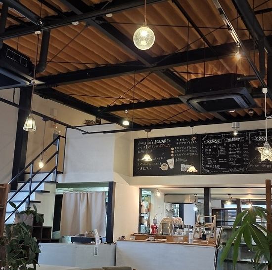 広々とした吹き抜けの店内は、各スペースごとの貸切も承れます！（１F ３０名・２F ２０名・テラス ３０名まで）