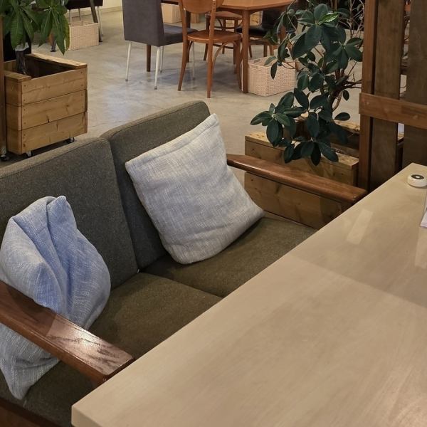 ソファー席はくつろげる居心地の良いスペースです。