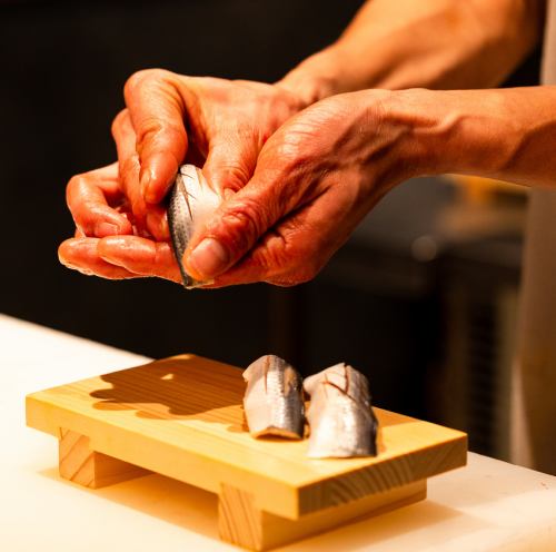 We use fresh, seasonal fish delivered daily, so our ingredients are exceptionally fresh.And yet, each piece starts at a reasonable 120 yen – a truly affordable nigiri sushi.