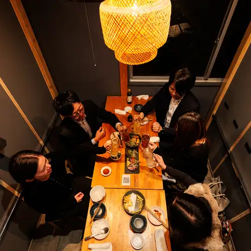 二楼宴会厅最多可容纳 40 人。