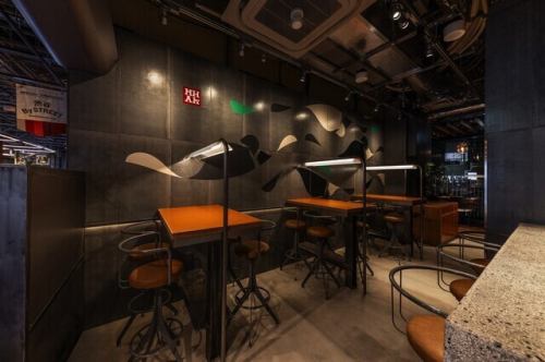 【3~6名様】入り口からすぐのハイテーブルのお席。当店はおしゃれな内装で雰囲気バツグン◎渋谷でパーティなどをする際は是非当店をご利用ください!15名様~貸切可能です!シェフが作る料理は絶品!そんな絶品料理と飲み放題の付いたプランは6300円~!おしゃれな空間でパーティや女子会、誕生日をお楽しみください。