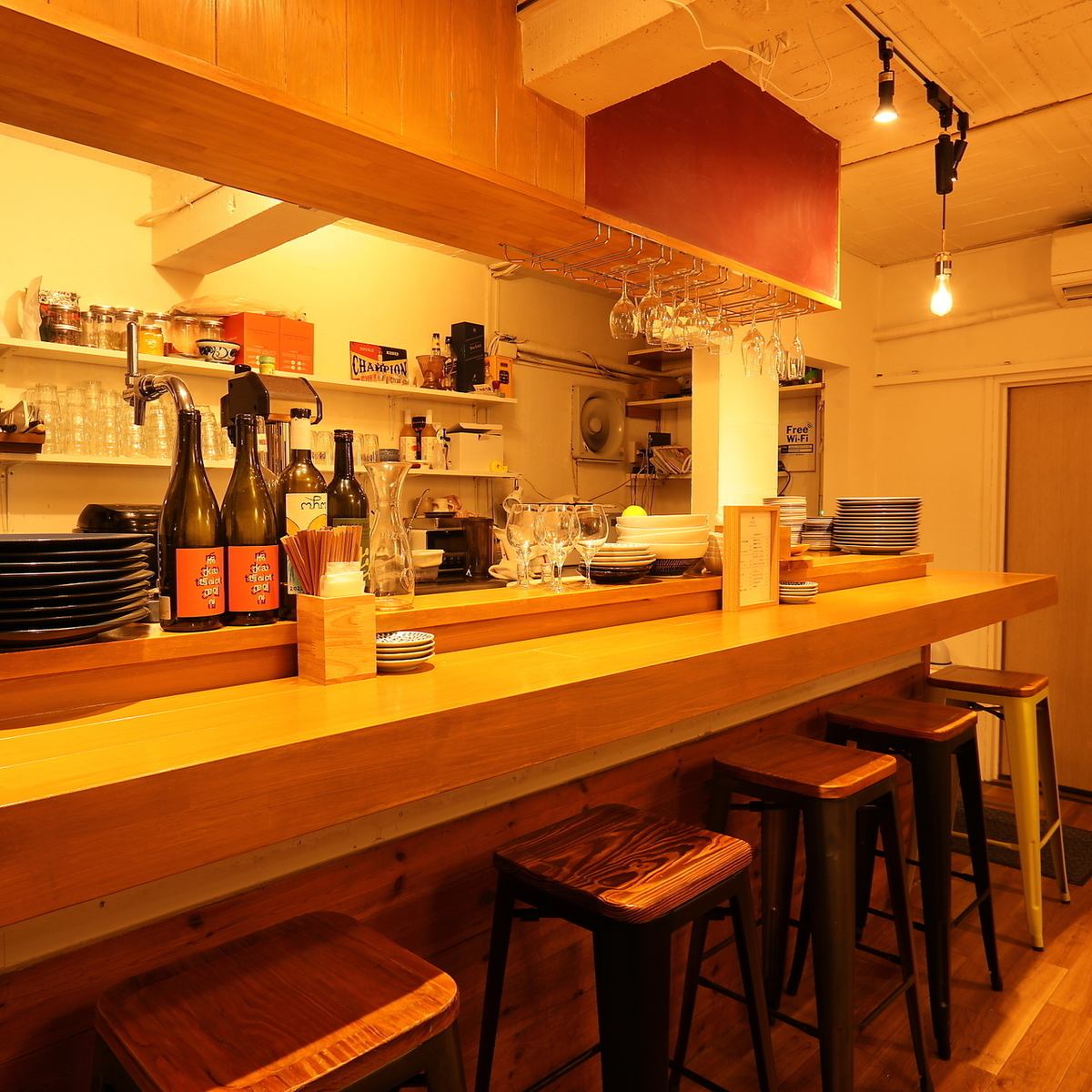 カジュアルな内装と大人な料理の空間をお楽しみください。