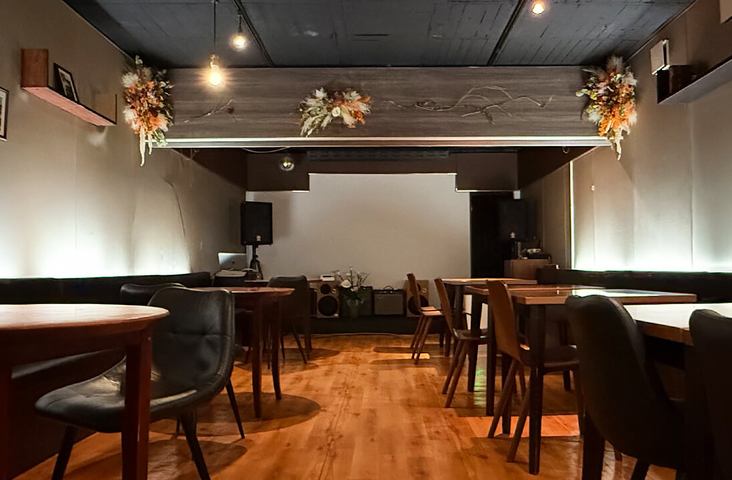 店内奥のフロアにはテーブル席で20席近くご用意しております。宴会や団体様はもちろん、デートやママ会など各シーンでご利用できる空間となっております。ぜひ当店自慢の料理と最高の時間をお楽しみください。
