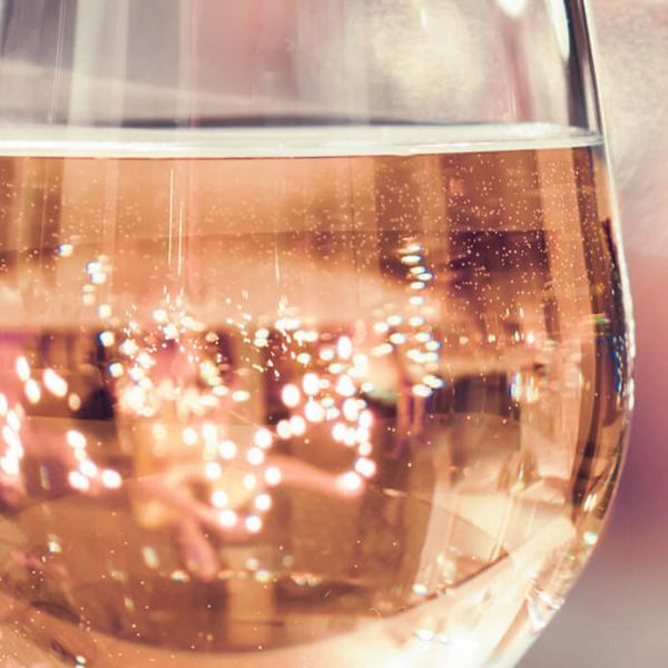 入口のテーブル席はシンプルなデザインの大人な雰囲気でお食事やワインをお楽しみいただけます。アットホームな空間で2次会での利用やふらっと一杯♪など、常連さんにも愛されているお席です。