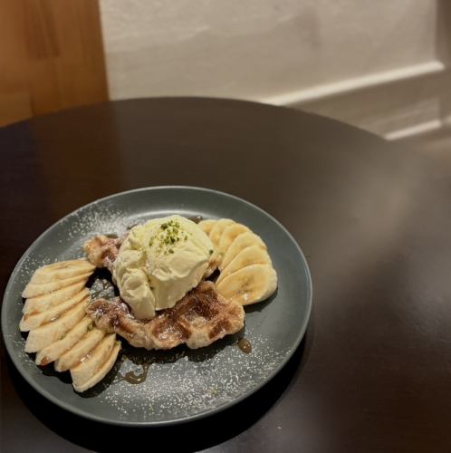 クロッフル　バニラアイス添えバナナ＆キャラメルソース