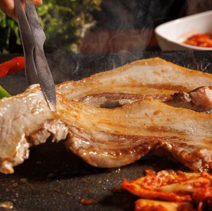 【2H飲放付】名物サムギョプサル&海鮮チヂミや石焼き含全10品『豚ブザAコース』4480円⇒3608円