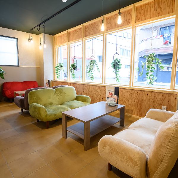 【カウンター席】カウンター席も8席ご用意ございます！美味しいお料理・お酒とスタッフとの会話も◎【ソファー席】ゆっくりとワインとお料理をお楽しみいただけるソファー席もご用意しております！4名様までご利用いただけるソファー席2卓ございます！ご希望の方はスタッフまでお申し付け下さい！先着順になります！