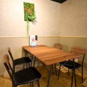 ＜4名様テーブル×3卓＞お店窓側のテーブル席。ご友人や同僚とのお食事にどうぞ♪