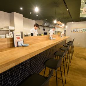 ＜カウンター×8席＞＜円卓カウンター×8席＞お料理作ってる姿が見えるカウンター席8席、中心の円卓カウンター席8席。お一人でも入りやすい！