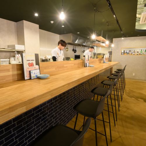 ＜カウンター×8席＞＜円卓カウンター×8席＞お料理作ってる姿が見えるカウンター席8席、中心の円卓カウンター席8席。お一人でも入りやすい！