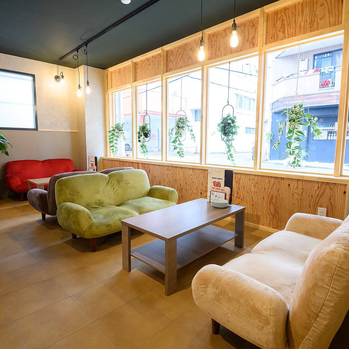 ゆっくりとワインとお料理をお楽しみいただけるソファー席も♪