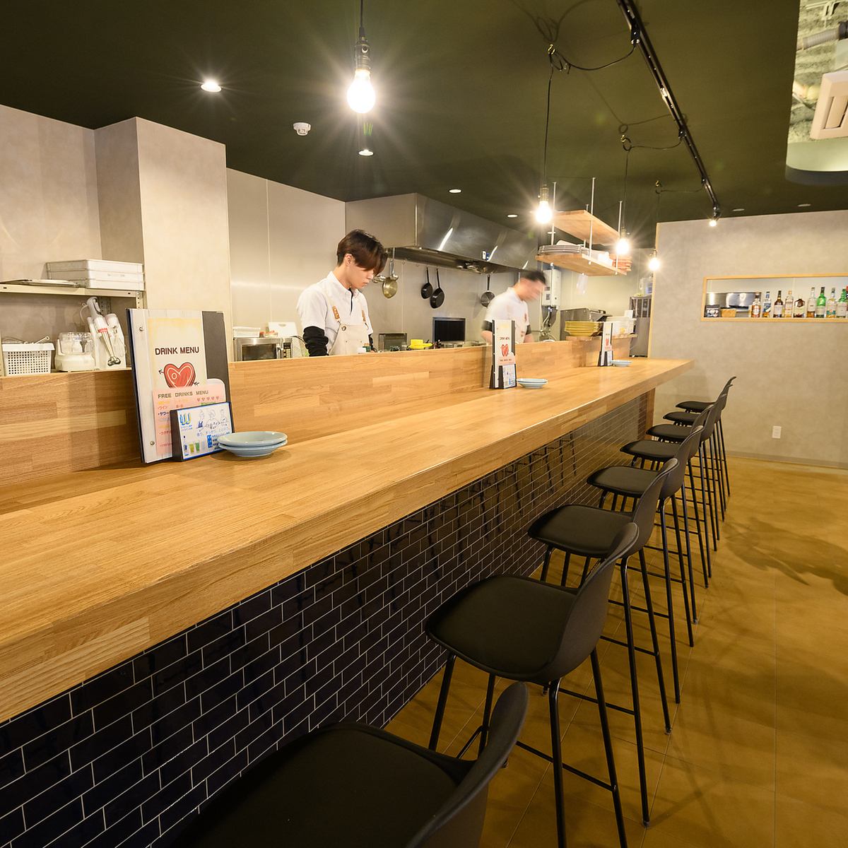 目の前で出来立て料理を調理している姿もお楽しみいただけます！