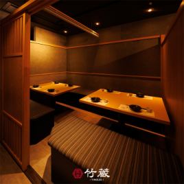 ［6～8名様：個室］柔らかな灯りと上質な木の風合いが交わる扉付き個室。静謐さと温もりに包まれた特別な設え。宴会はもちろん、ご接待や大切なお集まりに、気品漂う和のおもてなしをご堪能ください。