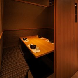 ［3～4名様：個室］温もりある木の質感と落ち着いた照明に包まれた扉付き個室。周囲を気にせず心からお寛ぎ頂けます。大切な方とのご接待やご会食にふさわしい、おもてなしの場としても最適です。