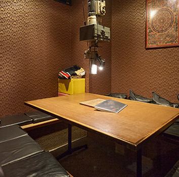 すすきのの喧騒から少し離れた路地裏に佇む隠れ家のような空間です。店内は落ち着いた照明で、ゆったりとくつろげる掘りごたつ席や、大切な人との語らいに最適な完全個室を完備しています。各テーブルに強力な換気設備を設置しているため、匂いを気にせず、極上の炭焼きジンギスカンを堪能できます。