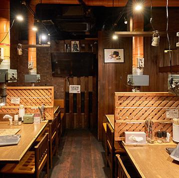 店内に入ると、香ばしい炭火の香りが食欲をそそります。木目調の落ち着いた空間には、活気がありながら食事を楽しめるカウンター席や、広々としたテーブル席をご用意。気の合う仲間との楽しい飲み会や、観光で札幌を訪れた際の思い出に残る食事にぴったりです。ラム肉の質にこだわるからこそ、感動体験をお届け!