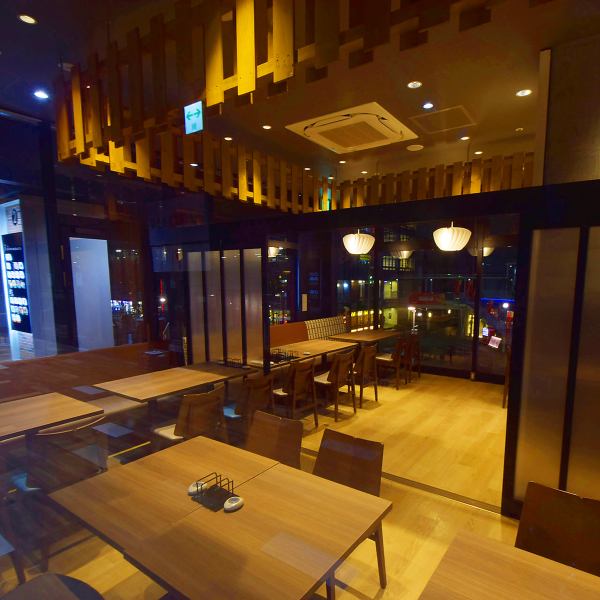[从丰田市站步行1分钟] 宴会厅最多可容纳35人，是一个以日式风格为基础的平静氛围的成人私人隐居空间。公司宴会、私人酒会、女生聚会等各种场合都可以承办。午餐聚会也可以！还有吸烟区，可以吸烟。