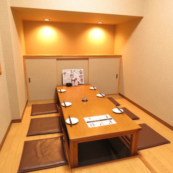 [Limited 1 room, private room for 6 people] There is a complete private room separated by a sliding door in the back of the store.It is a digging seat where you can stretch your knees and relax, and it is a recommended space not only for banquets and entertainment with a small number of people, but also for meals with families.