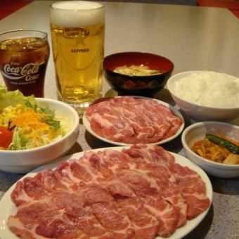 超值的生羊肉一套，6道菜，3份羊肉，附1杯饮料，酒精OK！3000日元