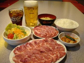 超值的生羊肉一套，6道菜，3份羊肉，附1杯饮料，酒精OK！3000日元