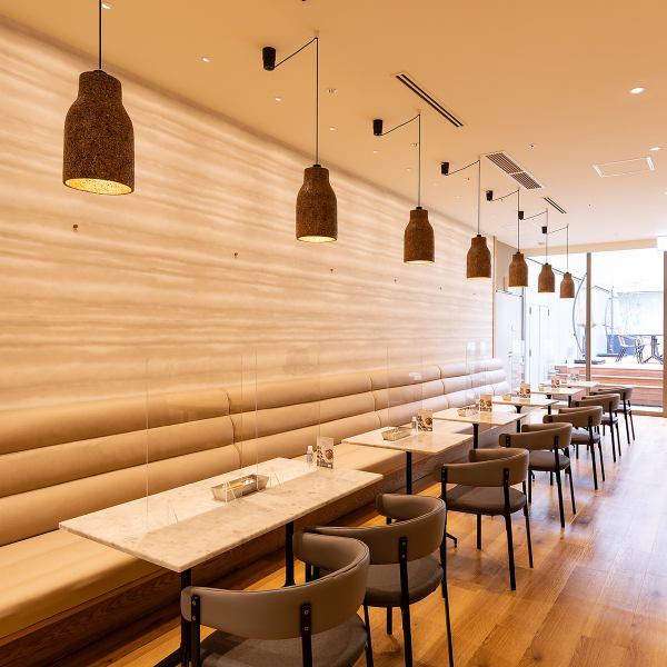 [Dinner has an atmosphere of indirect lighting ◎] The interior of the store where you can feel the warmth of wood and the softness of joint lighting.It is also recommended for everyday dates and family meals ♪