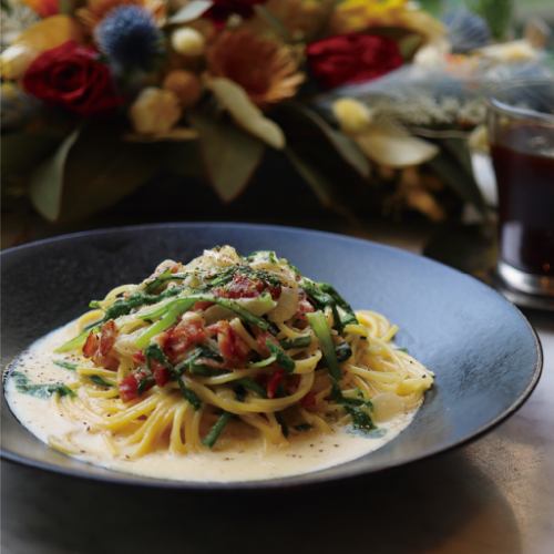 [Monthly pasta] "Cream pasta with chrysanthemum and bacon"