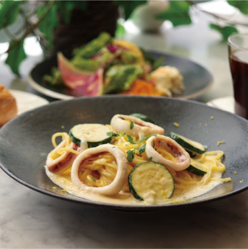 【月替わりパスタ】　”釜揚げシラスと和ハーブのペペロンチーノ”