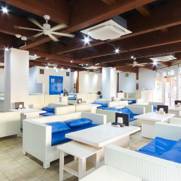 ギリシャサントリーニ島を彷彿とさせる「青」と「白」基調の店内。全席ソファ席となっておりますので、ゆったりとお食事、お酒をお楽しみ頂けます。