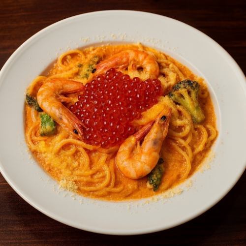いくらぶっかけ海老とブロッコリーのトマトクリームパスタ