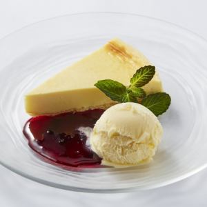 レアチーズケーキ バニラアイス添え