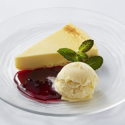 レアチーズケーキ バニラアイス添え