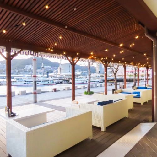 リゾート地をイメージしたおしゃれな店内♪