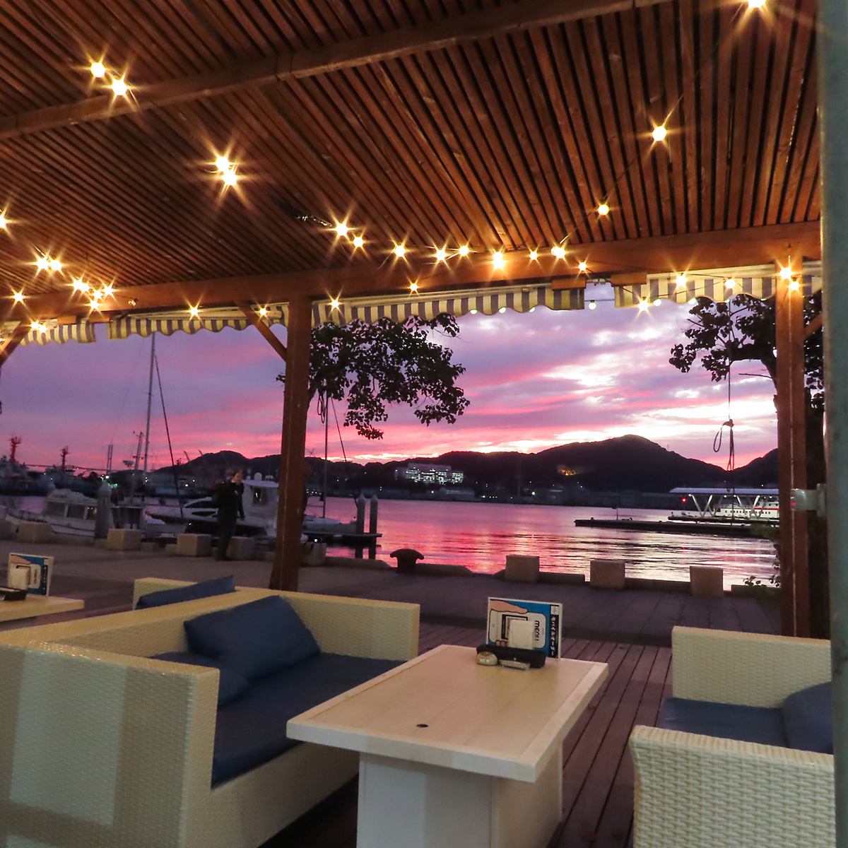 最高のロケーションで宴会コースを楽しむ「SUNSET RINI Dejima」