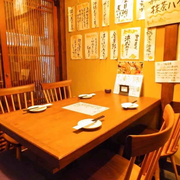 入口處設有可容納 4 至 5 人的桌位。全席禁煙，即使是女生聚會也很方便◎除日本酒外，還提供天然葡萄酒。請不要猶豫。