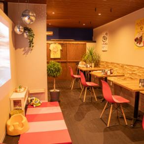 当店の1階には、1名様用のカウンター席が9席ご用意されています。お一人様やデートにはぴったりのスペースで、2人の距離が近いため、自然と会話が弾む雰囲気が生まれます。美味しい料理と共に、心温まる特別なひとときをぜひお楽しみください。思い出に残る素敵な時間をお過ごしください。