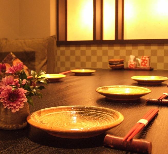 오코모리 개인실 엄선한 일본식 장식품도 즐길 수 있습니다.