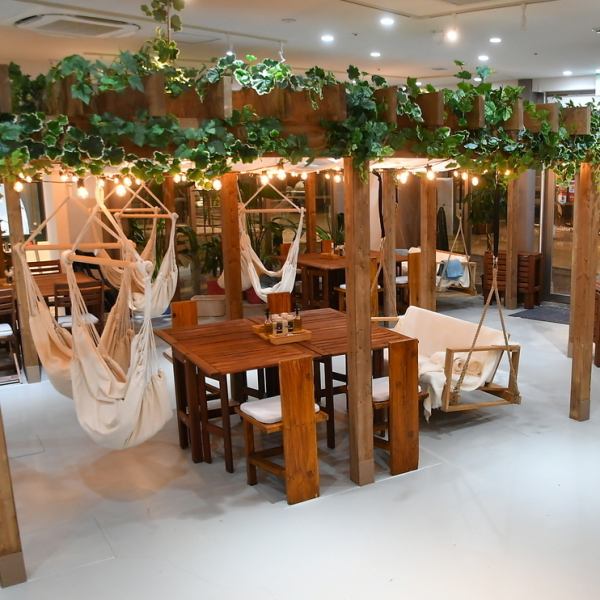 The interior of the store, which is based on green and wood in white, is a bright and fashionable space.Children can enjoy themselves in the swaying hammock and bench sofa.