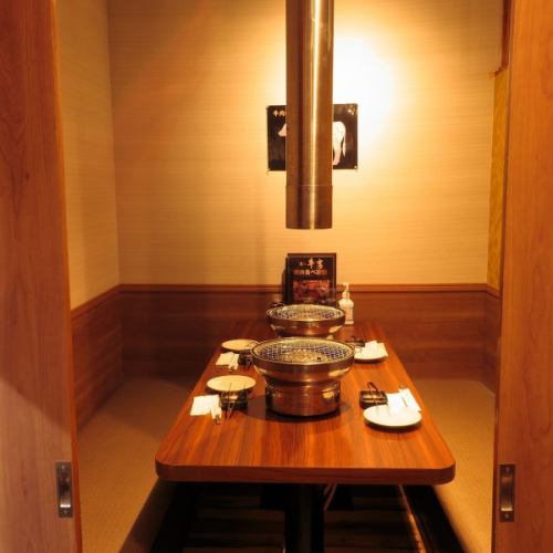 [Zeitaku Yakiniku Gyukichi] The restaurant has a stylish interior.The warmth of the wood grain creates a homely atmosphere♪The air conditioning is also nice because it doesn't retain odors☆Please relax at the comfortable "Ushikichi".An open space where you can rent out and enjoy yakiniku! Please use it for various banquets such as student launches, company banquets, and reunions.