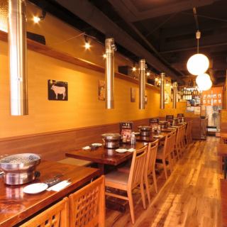[For 4 to 6 people] Gushikichi's popular private room with table seats ☆ It's a great space for customers who want to cherish the atmosphere. .Indirect lighting and lights in the store that create a warm atmosphere, so please spend your time slowly.We also have many great all-you-can-eat courses.