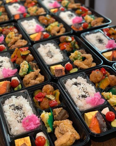 .
当店ではお弁当もご予約いただけます

お仕事の合間のランチや会議用にもぴったり🍱

さまざまな企業様や学校の先生方にもご利用いただき
ご満足いただいております

お弁当は2160円、2700円と
特別な日にも、日常的なご利用にも対応しています

お気軽にお問い合わせください☺️

#葡萄屋
#お弁当
#パーティーセット
#お持ち帰り
#会議弁当
#お弁当
#カフェ弁当
#創作料理
#美味しいお弁当
#岐阜グルメ
#ランチタイム
#カフェランチ
#家族団らん
#お祝いごと
#イベント準備
#手作り弁当
#グルメ
#LINE
