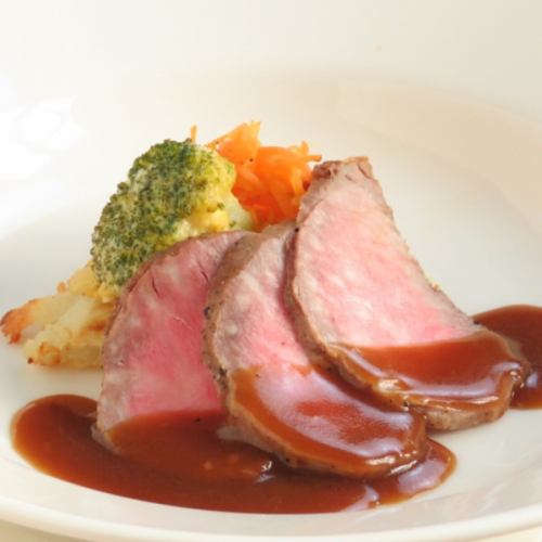 .
丁寧に火入れした飛騨牛のローストビーフ🍖
やわらかさとジューシーさ、贅沢な味わいをぜひ!
特別な日にも、家族との食事にもぴったりの一皿です✨

#飛騨牛
#ローストビーフ
#グルメ好きな人と繋がりたい
#肉スタグラム
#特別なごはん
#ディナー
#レストランウェディング
#家族婚
#岐阜グルメ
#LINE