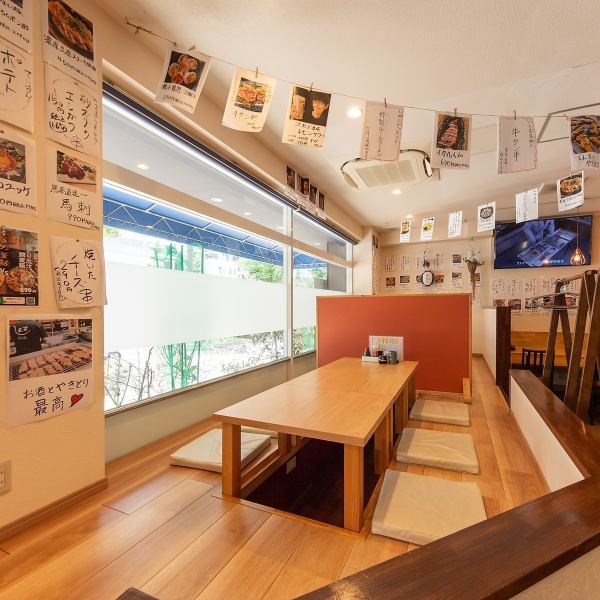 ≪ゆったり寛げる掘りごたつ席♪≫当店の掘りごたつテーブル席は、様々なシーンに最適です。開放感のある窓際のお席では、当店自慢の料理とお酒を心ゆくまでお楽しみいただけます。友人とのカジュアルな集まりや、大切な人との特別な時間にもぴったりの空間です。美味しい料理が、あなたの素敵な時間を彩ります★